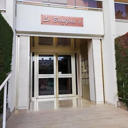 Le Bradford Yourhosthelper *